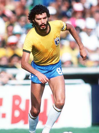 Sinto saudades do futebol. Hoje não jogam futebol, só correm. Para mim, tinha de ser nove contra nove. Essa é minha tese de mestrado. Com nove contra .... Foto: Getty Images