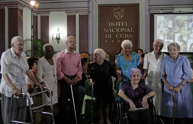 Alcadio Radiyo, de 103 anos, Bertha Poey, 100, Marino Rodriguez, 101, Maria Antonieta Esteva, 102, Zoila Migdalia Caballero, 102, Rosa Maria Cartaya, 104, Graciela Concepcion Caña, 101 e Dulce Maria Turros, 100, participam do Nono Congresso Internacional para a Longevidade Satisfatória, nesta quinta-feira (26), em Havana. Os anfitriões cubanos afirmaram que o segredo de chegar bem aos cem anos são: hábitos saudáveis, boa alimentação, atitude positiva, amor e sorte. (Foto: AP)