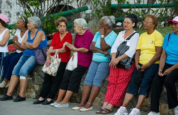 Idosos preparam-se para caminhada, parte das atividades. Cuba tem 1.551 pessoas com mais de cem anos. A pessoa mais velha da ilha, de 126 anos, é Juana Bautista de la Candelaria, que vive em Campechuela, na província de Granma. (Foto: AP)