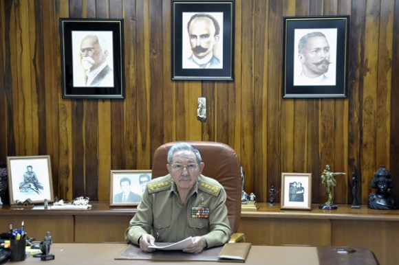 Raúl Castro en el encuentro con Gerardo Hernández, Ramón Labañino y Antonio Guerrero. Foto: Estudios Revolución