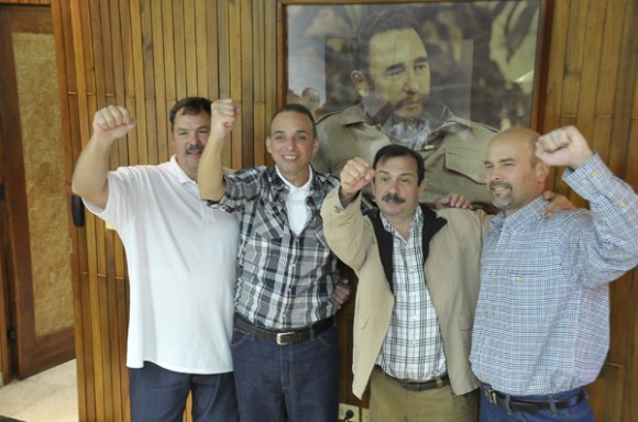 Raúl Castro en el encuentro con Gerardo Hernández, Ramón Labañino y Antonio Guerrero. Foto: Estudios Revolución