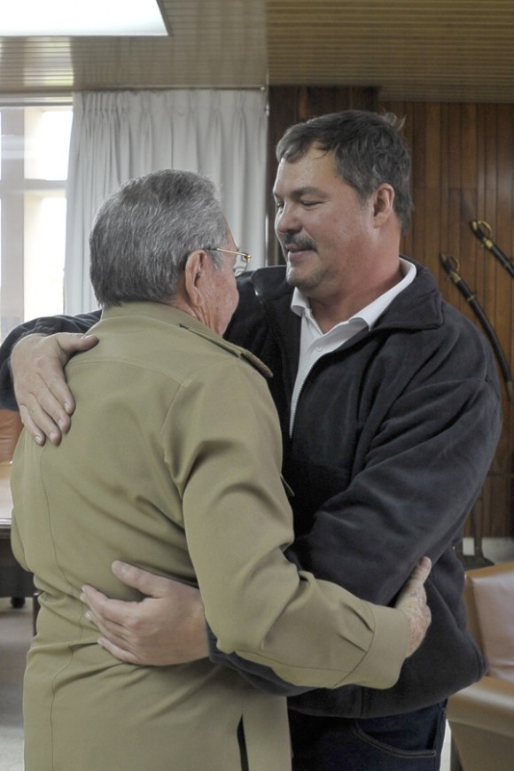 Raúl Castro en el encuentro con Gerardo Hernández, Ramón Labañino y Antonio Guerrero. Foto: Estudios Revolución