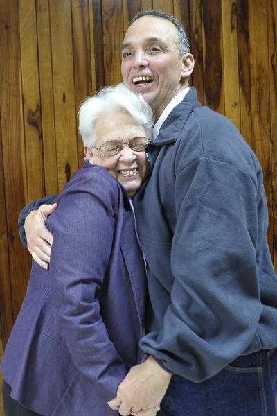 Nuestro héroe Antonio Guerrero (D), con su madre Mirta, a su arrivo a la patría, en La Habana, el 17 de diciembre de 2014.    AIN  FOTO/ Estudios Revolución