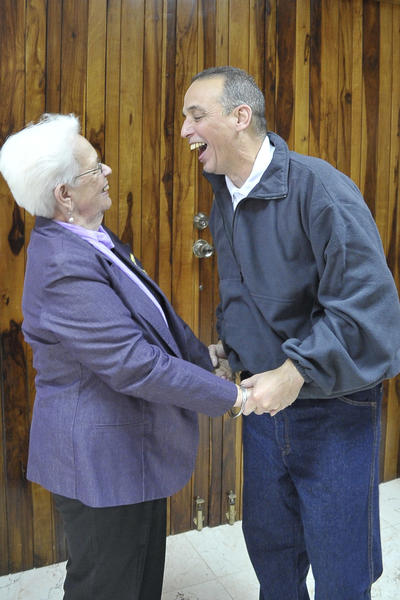 Nuestro héroe Antonio Guerrero (D), con su madre Mirta, a su arrivo a la patría, en La Habana, el 17 de diciembre de 2014.    AIN  FOTO/ Estudios Revolución/