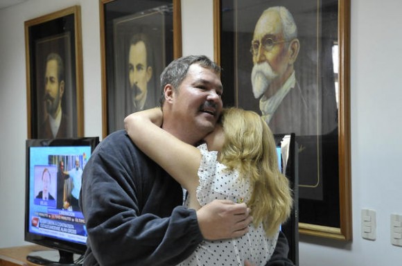 Nuestro héroe Ramón Labañino(I), con su esposa Elisabeth, a su arrivo a la patría, en La Habana, el 17 de diciembre de 2014.    AIN  FOTO/ Estudios Revolución/ 