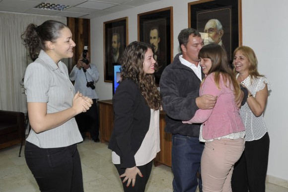 Nuestro héroe Ramón Labañino(C), con su esposa Elisabeth, y sus hijas,  a su arrivo a la patría, en La Habana, el 17 de diciembre de 2014.    AIN  FOTO/ Estudios Revolución/ 