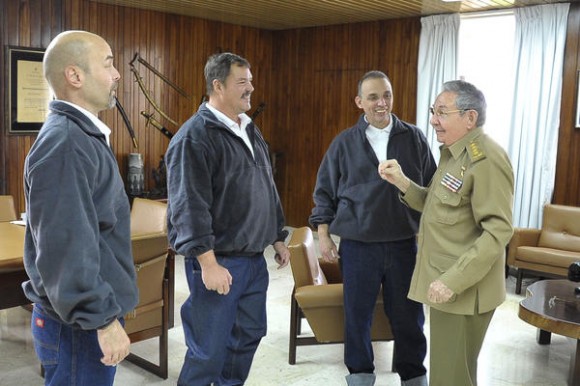 El General de Ejercito Raúl Castro Ruz (D), Primer Secretario del Comité Central del Partido Comunista de Cuba(CC PCC), y Presidente de los Consejos de Estado y de Ministros, dialoga con nuestros héroes Gerardo (I), Ramón (C) y Tony (CD), a su arrivo a la patría, en La Habana, el 17 de diciembre de 2014.    AIN  FOTO/ Estudios Revolución/