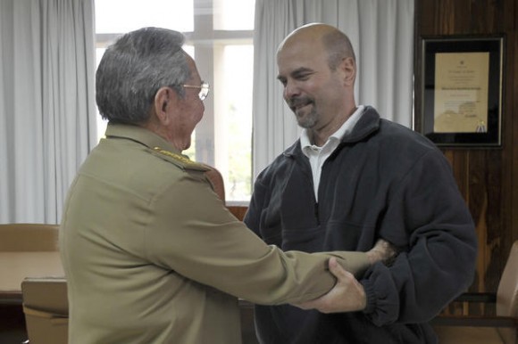 El General de Ejercito Raúl Castro Ruz (I), Primer Secretario del Comité Central del Partido Comunista de Cuba(CC PCC), y Presidente de los Consejos de Estado y de Ministros, recibe a nuestro héroe Gerardo Hernández Nordelo (D), a su arrivo a la patría, en La Habana, el 17 de diciembre de 2014.    AIN  FOTO/ Estudios Revolución