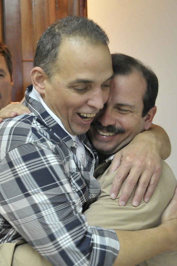 Raúl Castro en el encuentro con Gerardo Hernández, Ramón Labañino y Antonio Guerrero. Foto: Estudios Revolución