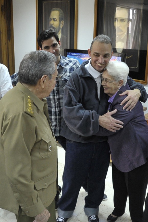 Raúl Castro en el encuentro con Gerardo Hernández, Ramón Labañino y Antonio Guerrero. Foto: Estudios Revolución