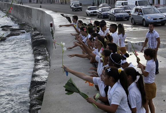 Crianças jogando flores no Malecón, mais famosa avenida da capital cubana (Foto: Ladyrene Pérez/Cubadebate)