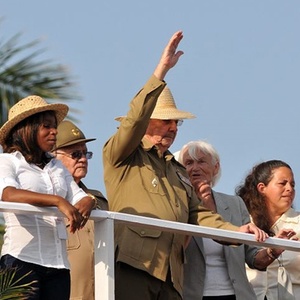 Com uniforme de general e chapéu de camponês, o presidente de Cuba, Raúl Castro, acompanha desfile militar que comemorou os 50 anos da proclamação do socialismo e a vitória sobre a invasão da Baía dos Porcos, em Havana